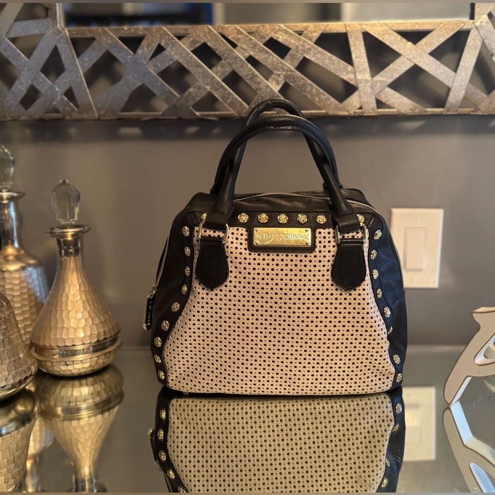 Betsy Johnson purse- cute for casual or dressy occasions
Excellent condition - Picture 3 of 9